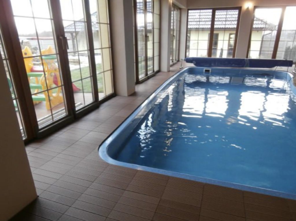 drevná podlaha okolo bazéna