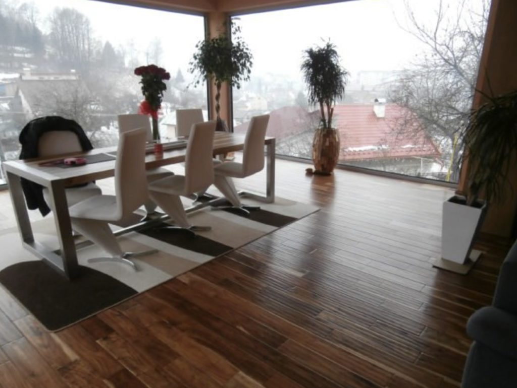 konferenčná miestnosť, kancelária s výhladom s novou podlahou